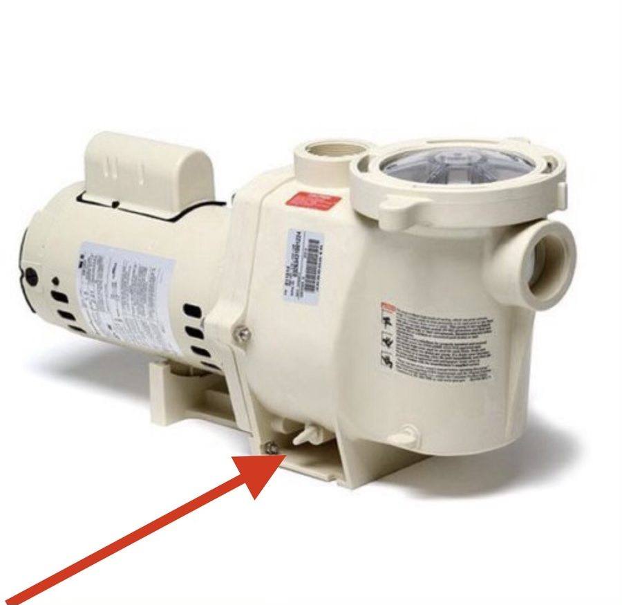 Pool pump with drain plug marked by arrow